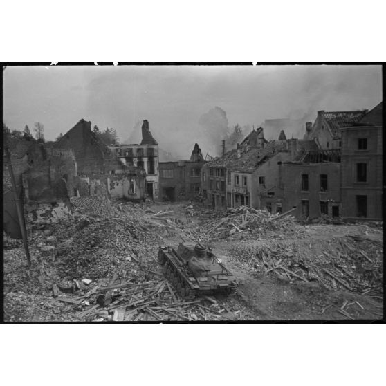 A Perwez en Brabant (Belgique), à l'issue de la bataille de France, un blindé Panzer-III de la 4e division blindée allemande (4.Panzer-Division) parade dans les rues de la ville pour les besoins de la propagande.