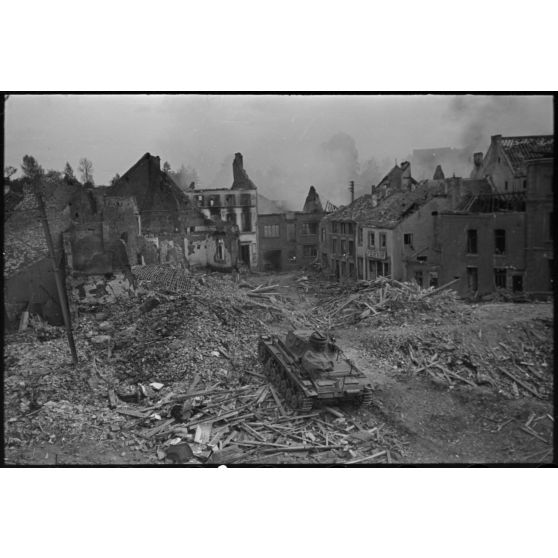 A Perwez en Brabant (Belgique), à l'issue de la bataille de France, un blindé Panzer-III de la 4e division blindée allemande (4.Panzer-Division) parade dans les rues de la ville pour les besoins de la propagande.