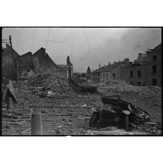 A Perwez en Brabant (Belgique), à l'issue de la bataille de France, un blindé Panzer-III de la 4e division blindée allemande (4.Panzer-Division) parade dans les rues de la ville pour les besoins de la propagande.