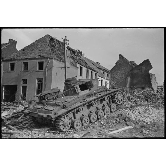 A Perwez en Brabant (Belgique), à l'issue de la bataille de France, un blindé Panzer-III de la 4e division blindée allemande (4.Panzer-Division) parade dans les rues de la ville pour les besoins de la propagande.