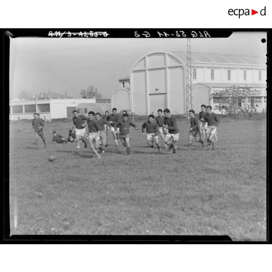 Finale de rugby opposant le 45e RTRs (45e régiment de transmissions) au 13e  RTS (13e régiment de tirailleurs sénégalais) à l'Atelier industriel de l'Air de Maison-Blanche.