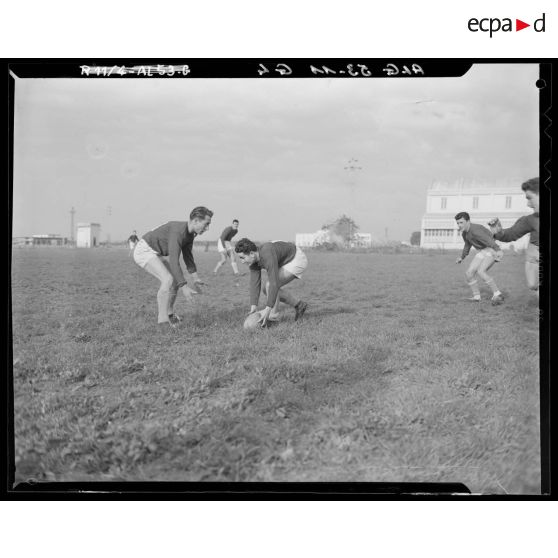 Finale de rugby opposant le 45e RTRs (45e régiment de transmissions) au 13e  RTS (13e régiment de tirailleurs sénégalais) à l'Atelier industriel de l'Air de Maison-Blanche.