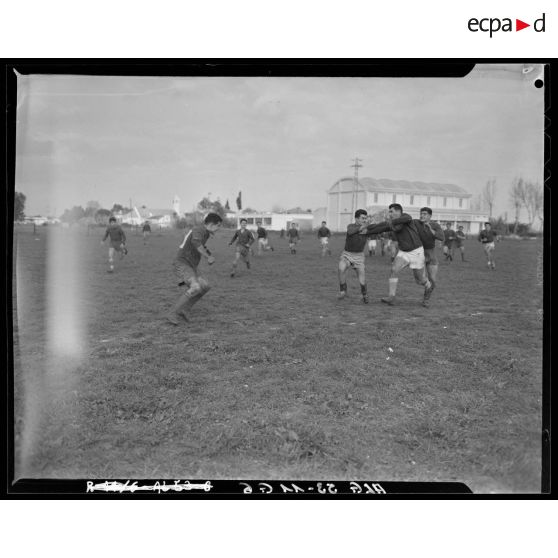 Finale de rugby opposant le 45e RTRs (45e régiment de transmissions) au 13e  RTS (13e régiment de tirailleurs sénégalais) à l'Atelier industriel de l'Air de Maison-Blanche.