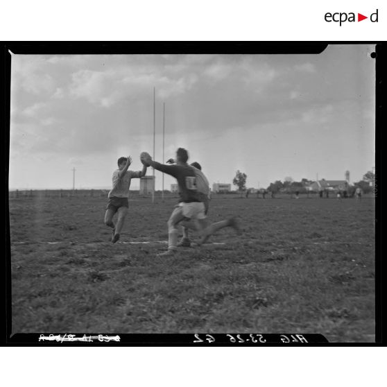 Finale de championnat de rugby de la 10e RM entre le 45e régiment de transmissions (RTrs) d'Alger et le 3e régiment de zouaves (RZ) de Bougie.