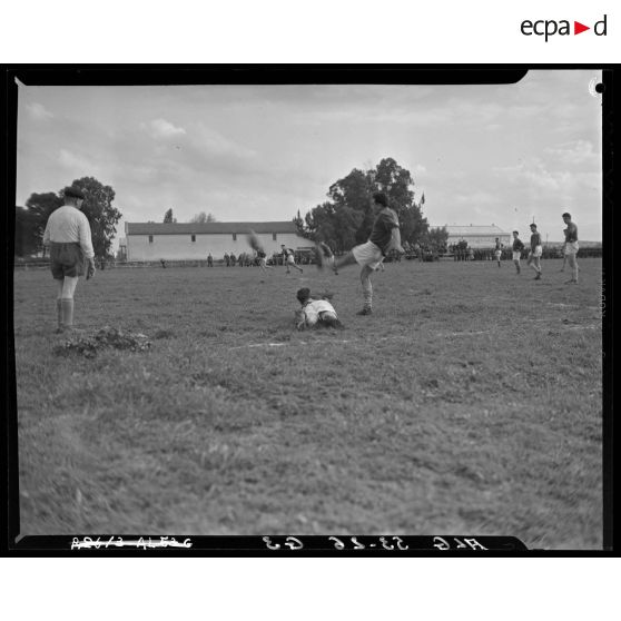 Finale de championnat de rugby de la 10e RM entre le 45e régiment de transmissions (RTrs) d'Alger et le 3e régiment de zouaves (RZ) de Bougie.