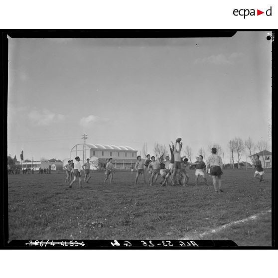 Finale de championnat de rugby de la 10e RM entre le 45e régiment de transmissions (RTrs) d'Alger et le 3e régiment de zouaves (RZ) de Bougie.