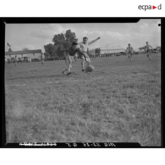 Finale de championnat de rugby de la 10e RM entre le 45e régiment de transmissions (RTrs) d'Alger et le 3e régiment de zouaves (RZ) de Bougie.