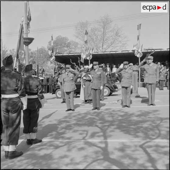 Prise d'armes et visite du maréchal Juin au 27e Congrès national des officiers de réserve à Constantine.