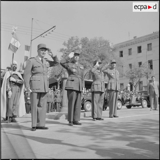 Prise d'armes et visite du maréchal Juin au 27e Congrès national des officiers de réserve à Constantine.