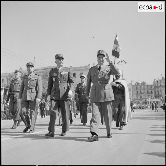 Prise d'armes et visite du maréchal Juin au 27e Congrès national des officiers de réserve à Constantine.