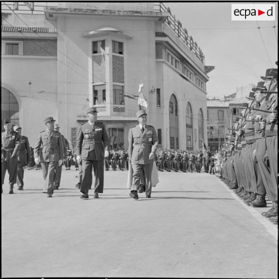 Prise d'armes et visite du maréchal Juin au 27e Congrès national des officiers de réserve à Constantine.