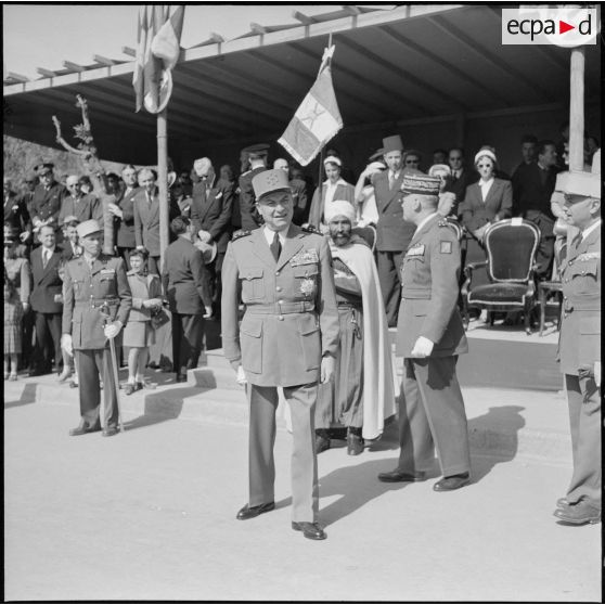 Prise d'armes et visite du maréchal Juin au 27e Congrès national des officiers de réserve à Constantine.