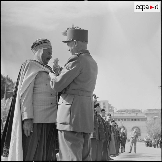 Remise de décorations par le maréchal Juin lors du 27e Congrès national des officiers de réserve à Constantine.