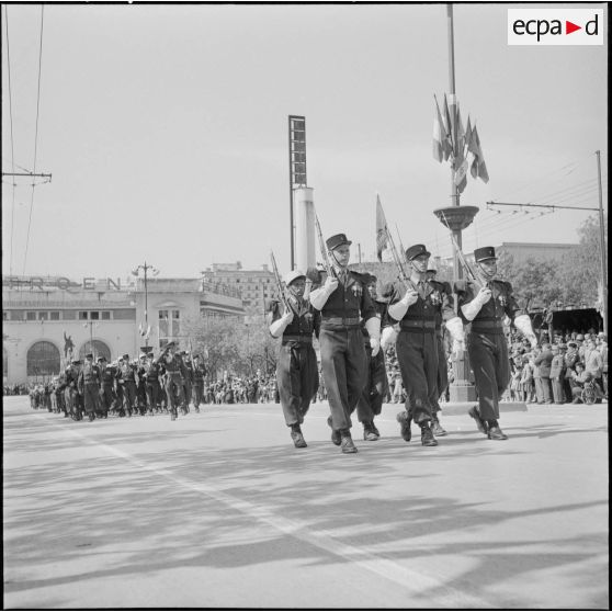 Défilé devant l'usine Citroën de Constantine lors du 27e Congrès national des officiers de réserve.