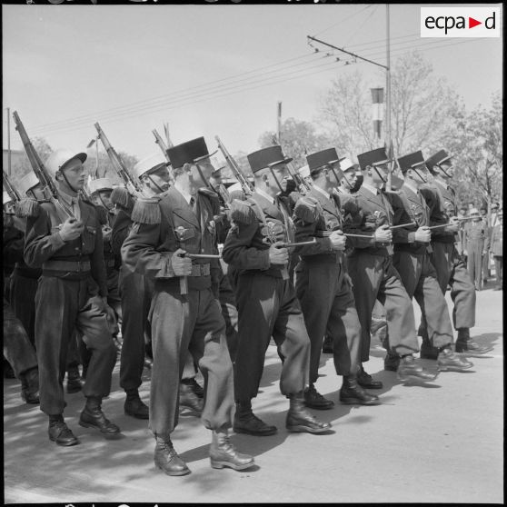 Défilé devant l'usine Citroën de Constantine lors du 27e Congrès national des officiers de réserve.