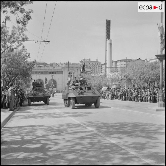 Défilé devant l'usine Citroën de Constantine lors du 27e Congrès national des officiers de réserve.