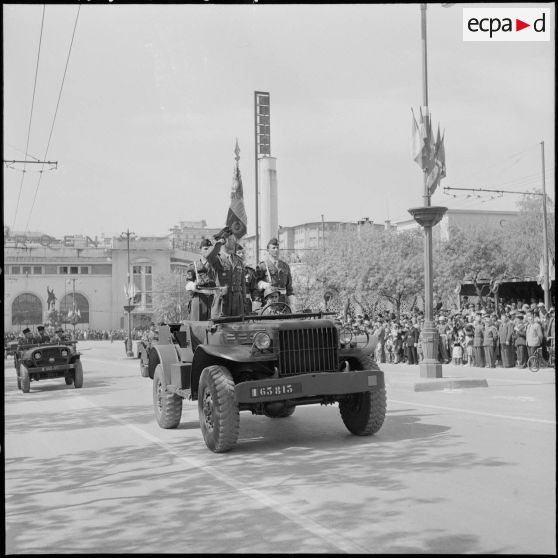 Défilé devant l'usine Citroën de Constantine lors du 27e Congrès national des officiers de réserve.