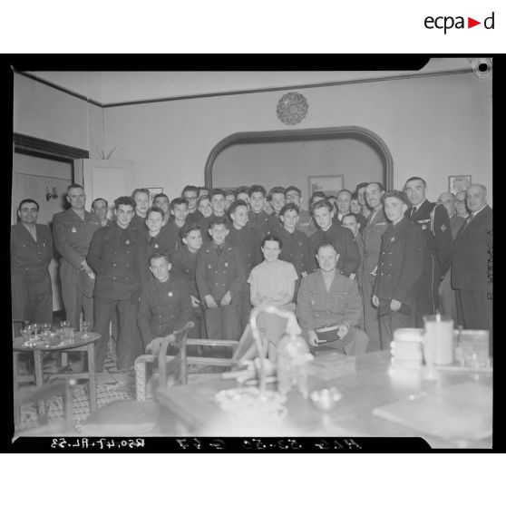 Photographie de groupe des 'élèves des écoles préparatoires militaires de France et de Koléa en visite à Alger.