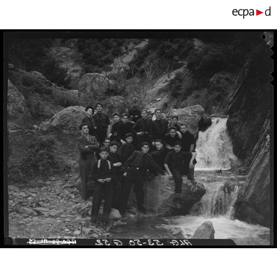 Visite de cascade pour des élèves des écoles préparatoires militaires de France et de Koléa en Algérie.