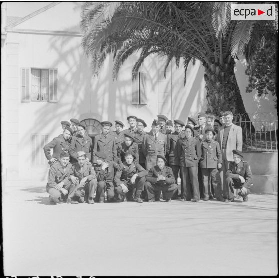 Portrait de groupe d'élèves des écoles préparatoires militaires de France et de Koléa en visite en Algérie.