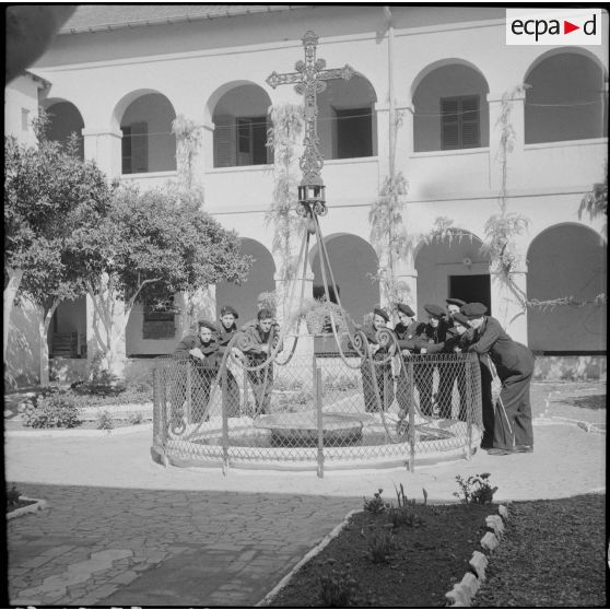 Visite d'élèves des écoles préparatoires militaires dans le cloître de l'abbaye de Notre-Dame de Staoueli.