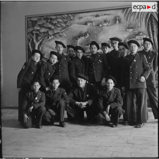 Portrait de groupe des jeunes élèves des écoles préparatoires militaires en visite dans un musée algérien.