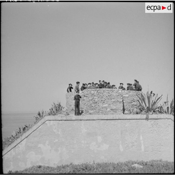 Voyage d'élèves des écoles préparatoires militaires de France et de Koléa sur le littoral algérien.