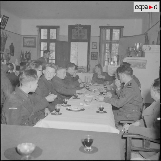 Voyage et visite d'élèves des écoles préparatoires militaires de France et de Koléa en Algérie.