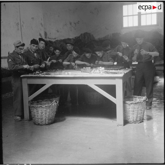 Corvée de pluche pour les élèves d'écoles préparatoires militaires de France et de Koléa en voyage en Algérie.