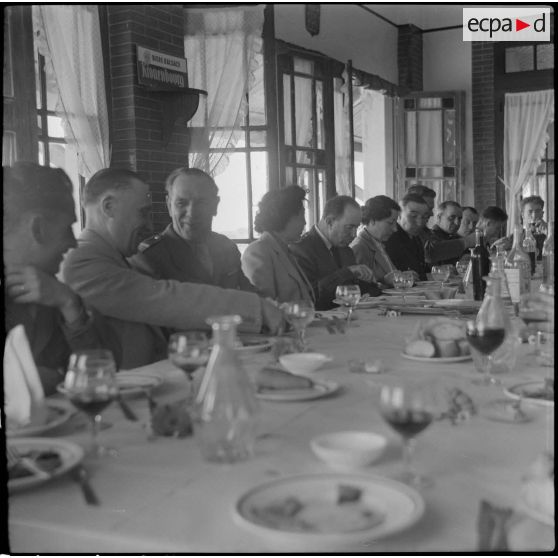 Repas d'autorités militaires à l'occasion de la visite d'élèves des écoles préparatoires militaires de France et de Koléa en Algérie.