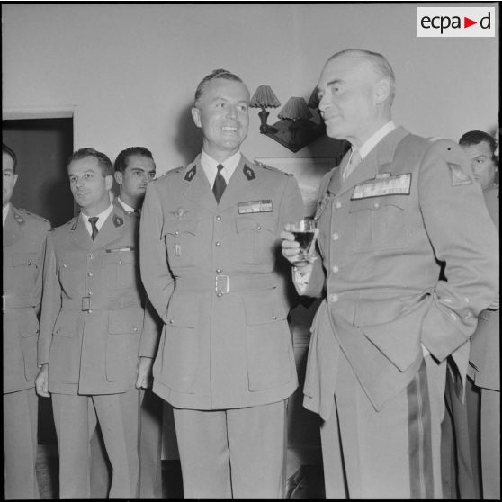 Réception au cercle des officiers d'Alger pour la remise de coupe par le général Cailles de l'équipe militaire du 2e rallye Alger-Le Cap.