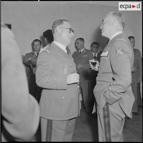 Réception au cercle des officiers d'Alger pour la remise de coupe par le général Cailles de l'équipe militaire du 2e rallye Alger-Le Cap.