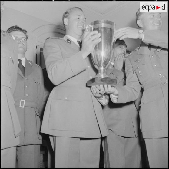 Réception au cercle des officiers d'Alger pour la remise de coupe par le général Cailles de l'équipe militaire du 2e rallye Alger-Le Cap.