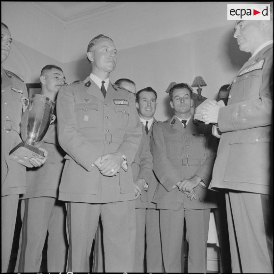 Réception au cercle des officiers d'Alger pour la remise de coupe par le général Cailles de l'équipe militaire du 2e rallye Alger-Le Cap.