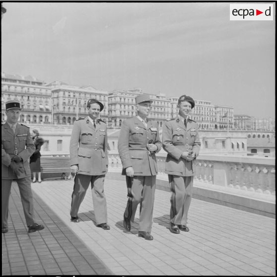 Le général Cailles accompagnant l'équipe militaire du 2e rallye Alger-Le Cap lors de leur départ d'Alger pour la métropole.