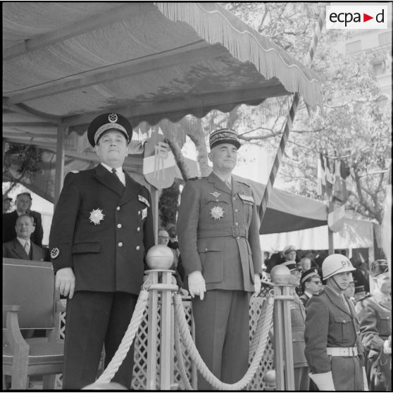 Le gouverneur général de l'Algérie Roger Léonard et le général Cailles en tribune lors des commémorations du 8 mai 1945 à Alger.