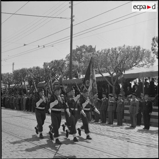 Défilé lors des commémorations du 8 mai 1945 à Alger.