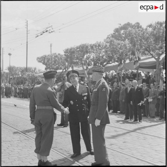 Le général Cailles et le gouverneur général de l'Algérie Roger Léonard lors des commémorations du 8 mai 1945 à Alger.