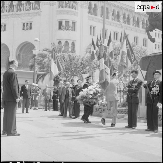 Prise d'armes devant la statue équestre de Jeanne d'Arc pour la fête nationale de Jeanne d'Arc et du patriotisme à Alger.