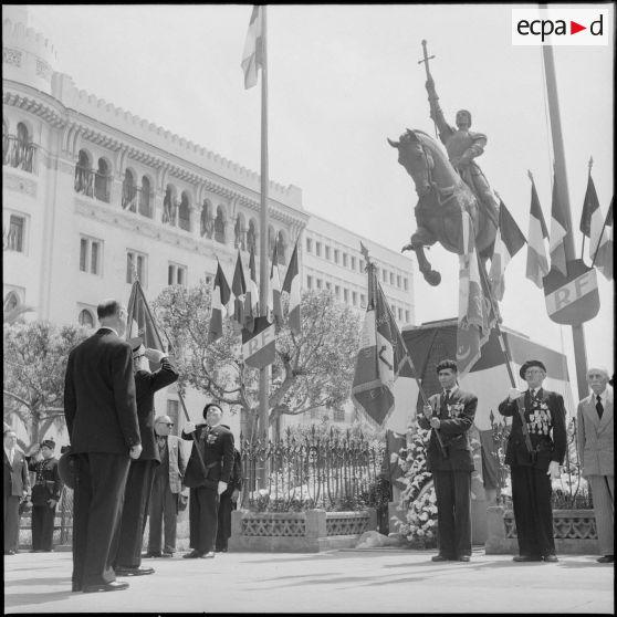 Commémorations devant la statue équestre de Jeanne d'Arc à Alger à l'occasion du 8 mai.