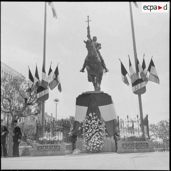 Prise d'armes devant la statue équestre de Jeanne d'Arc pour la fête nationale de Jeanne d'Arc et du patriotisme à Alger.