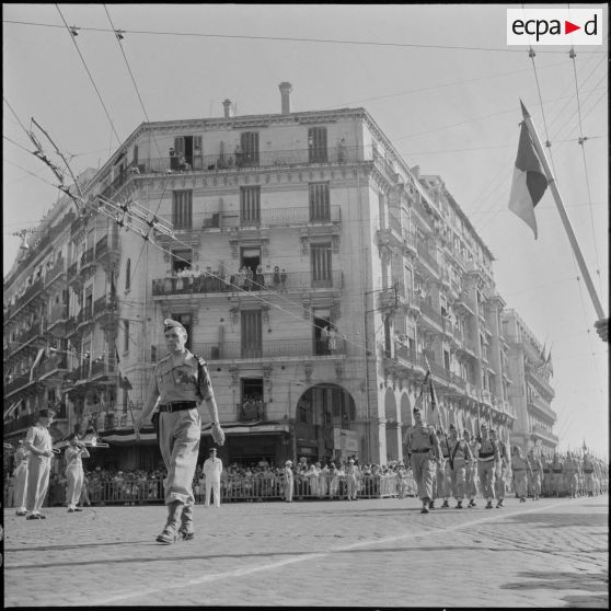 Défilé du 14 juillet à Alger en présence du gouverneur Léonard et du général Cailles.