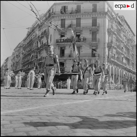 Défilé du 14 juillet à Alger en présence du gouverneur Léonard et du général Cailles.