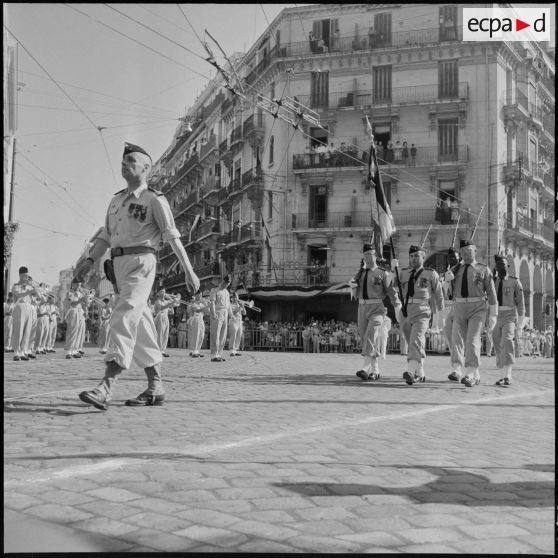 Défilé du 14 juillet à Alger en présence du gouverneur Léonard et du général Cailles.