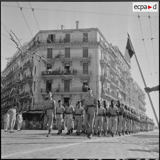 Défilé du 14 juillet à Alger en présence du gouverneur Léonard et du général Cailles.