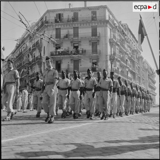 Défilé du 14 juillet à Alger en présence du gouverneur Léonard et du général Cailles.