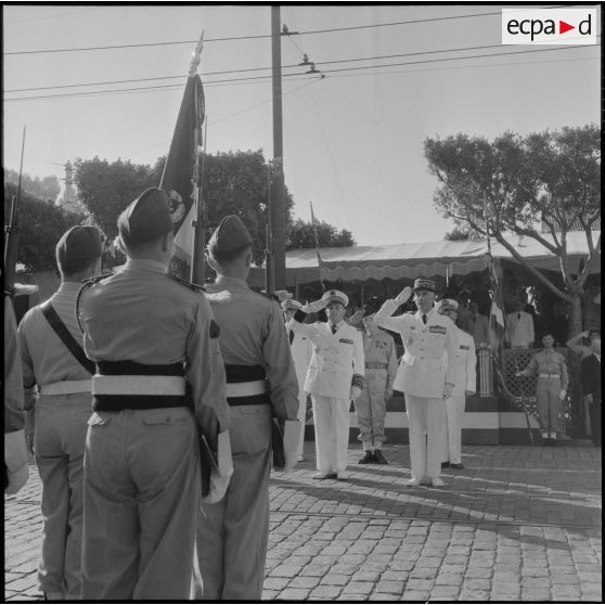 Défilé du 14 juillet à Alger en présence du gouverneur Léonard et du général Cailles.