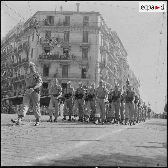 Défilé du 14 juillet à Alger en présence du gouverneur Léonard et du général Cailles.