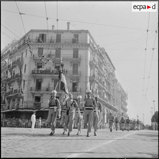 Défilé du 14 juillet à Alger en présence du gouverneur Léonard et du général Cailles.