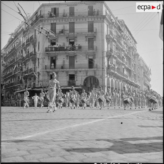 Défilé du 14 juillet à Alger en présence du gouverneur Léonard et du général Cailles.